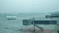 Pesawat Citilink mendarat di Bandara SSK II Pekanbaru yang diselimuti kabut asap tebal. (Liputan6.com/M Syukur)