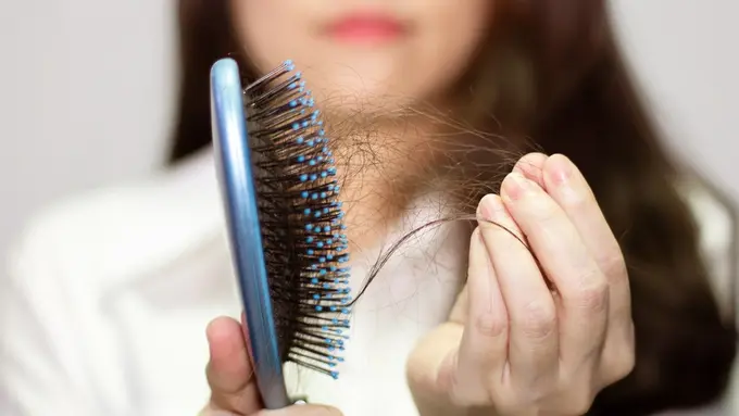 Saatnya Waspada, Ternyata Ini Tanda Rambut Rontok yang Nggak Normal