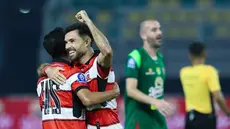 Pemain Madura United, Ruxi, merayakan kemenangan atas Persebaya Surabaya pada lanjutan BRI Super League 2025/2026 di Stadion Gelora Bung Tomo Jumat (17/4/2026). (Bola.com/M Iqbal Ichsan)