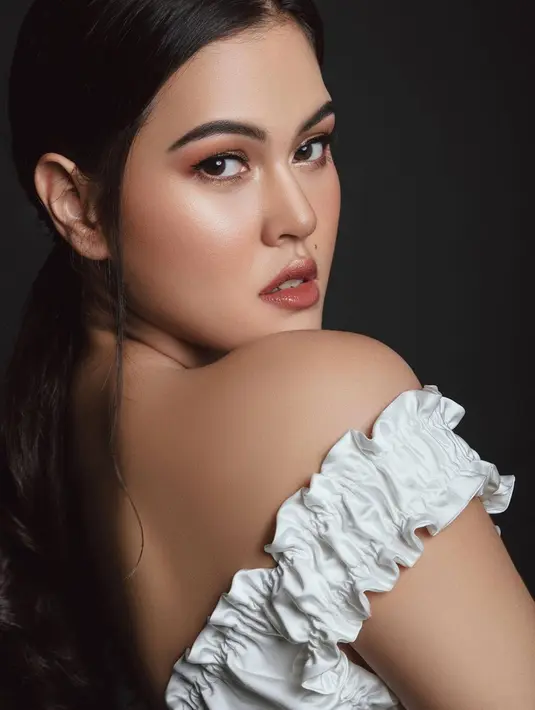 Tampl feminim dengan busana kasualnya sehari-hari, gaya Rebecca Tamara dalam pemotretan selalu menuai pujian. Wanita yang kerap bagikan potretnya dalam berbagai aktivitasnya sehari-hari ini banyak unggah momen staycationnya di Bali. Baik saat sendiri maupun bersama sahabat selebritinya yang merupakan lawan mainnya di sinetron. (Liputan6.com/IG/@rebeccatamara)