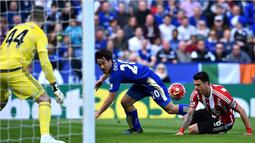 Bek Southampton, Jose Fonte, berusaha menghentikan pergerakan pemain Leicester, Shinji Okazaki (tengah), dalam laga Liga Inggris di Stadion King Power, Leicester, Minggu (3/4/2016). (AFP/Ben Stansall)