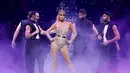 Paris Hilton berpose mengenakan koleksi busana The Blonds x Moulin Rouge! The Musical dalam acara New York Fashion Week, Amerika Serikat, Senin (9/9/2019). Paris Hilton tampil seksi dan glamor dengan mengenakan bodysuits renda berhias berlian. (JP YIM/Getty Images North America/AFP)