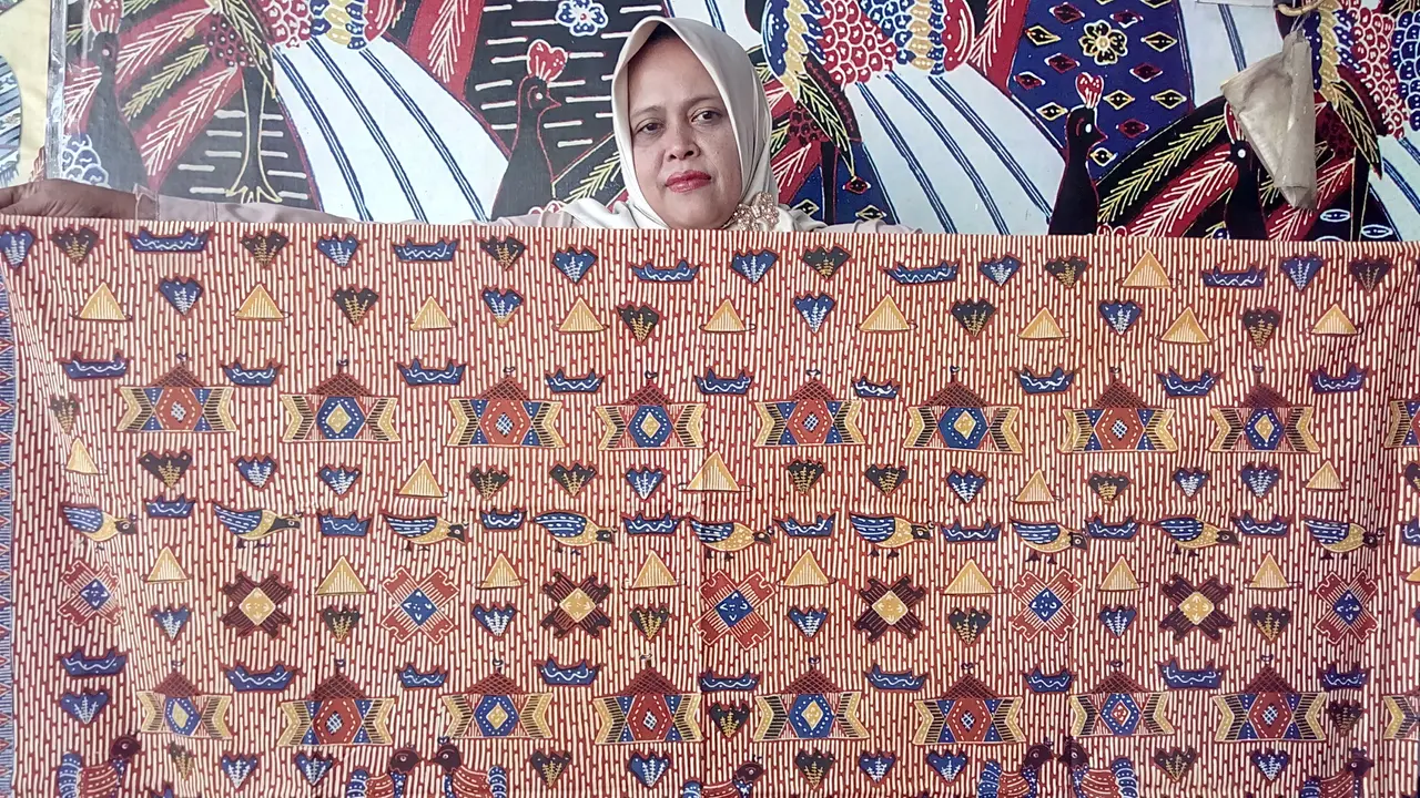 Ani Royani, (50), pengrajin batik Tulis Garutan 'Pudini', menunjukan motif lawas batik garutan kurung ayam di bengkel batiknya, Jalan Ciledug, Gang Gunung Kasur, Kota Kulon, Garut Kota, Garut, Jawa Barat