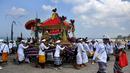 <p>Melasti adalah festival penyucian yang diadakan beberapa hari sebelum "Nyepi", hari hening. (AFP/SONNY TUMBELAKA)</p>