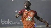 Selebrasi Dirkir Kohn Glay pemain Pusamania Borneo FC setelah mencetak gol ke gawang Persib Bandung pada semifinal leg kedua Piala Presiden 2017 di Stadion Si Jalak Harupat, Soreang Jawa Barat,  Minggu (5/3/2017).  (Bola.com/Peksi Cahyo)