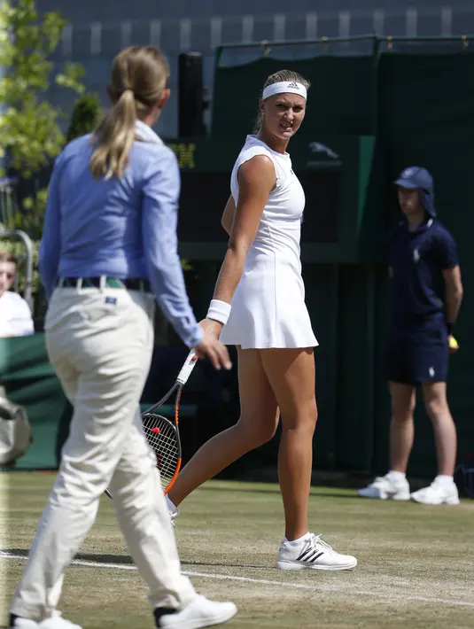 Kristina Mladenovic melakukan protes kepada wasit saat melawan Alison Riske pada hari keempat tunggal putri di Wimbledon Tennis Championships 2017, London , (6/7/2017). (AP/Alastair Grant)