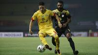 Striker Bhayangkara FC, Ramiro Fergonzi, berusaha melewati bek Barito Putera, Donny Monim, pada laga Liga 1 2019 di Stadion Patriot, Bekasi, Selasa (29/5). Bhayangkara menang 4-2 atas Barito. (Bola.com/Yoppy Renato)
