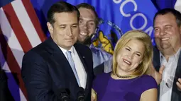 Calon presiden AS, Ted Cruz bersama istrinya Heidi saat melakukan kampanye  di Milwaukee , Wisconsin , Amerika Serikat , 5 April 2016. Cruz adalah anggota dari Partai Republik. (REUTERS / Jim Young)