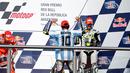 Saat menaiki podium juara, Valentino Rossi memakai jersey timnas Argentina dengan nama Diego Maradona yang merupakan legenda tim Tango. (AP Photo/Natacha Pisarenko)