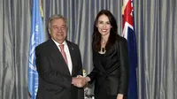 Sekeretari Jenderal PBB Antonio Guterres (kiri) berjabat tangan dengan Perdana Menteri Selandia Baru Jacinda Ardern di Auckland, Senin 13 Mei 2019 (AP/Hannah Peters)