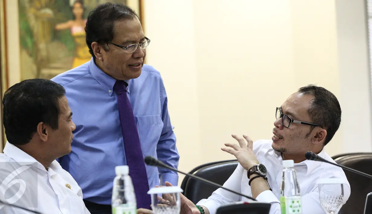 Menko Kemaritiman Rizal Ramli (tengah)berbincang dengan Menteri Tenaga Kerja Hanif Dhakiri (kanan) sebelum rapat terbatas yang dipimpin Presiden Jokowi dan Wapres Jusuf Kalla di Kantor Kepresidenan, Jakarta, Rabu (16/9/2015). (Liputan6.com/Faizal Fanani)