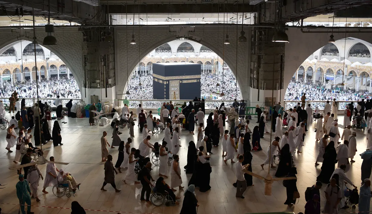 Ribuan umat muslim melaksanakan umrah selama bulan suci Ramadan di Masjidil Haram, Makkah, Arab Saudi pada Minggu (26/5/2019). Ramadan adalah bulan istimewa bagi umat Islam, banyak orang berlomba–lomba melakukan amalan ibadah sebanyak–sebanyaknya salah satunya  umrah. (REUTERS/Waleed Ali)