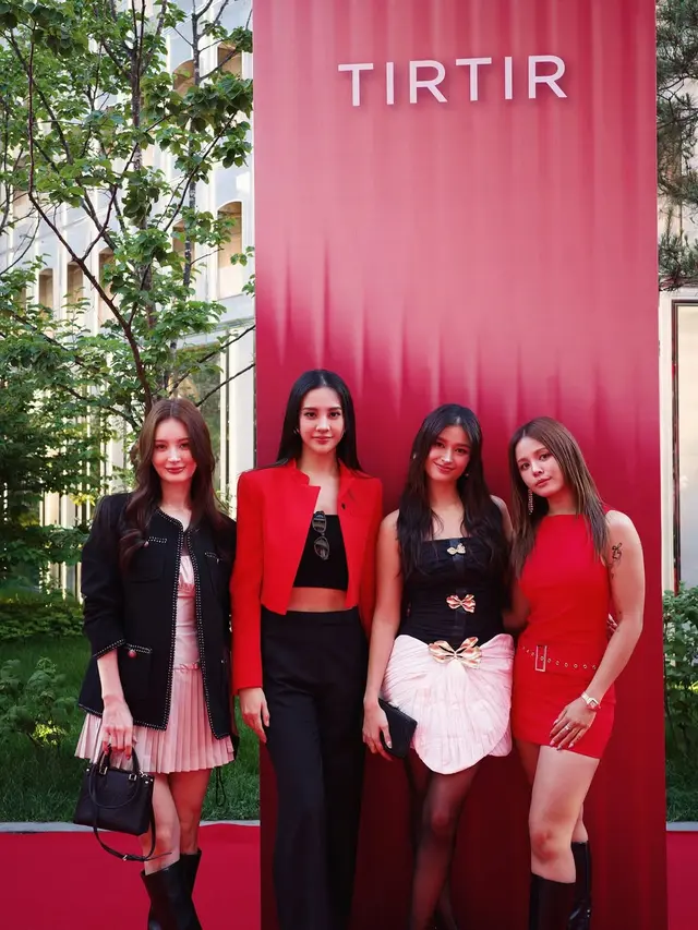 Anya Geraldine Tampil Sleek & Berkelas di Beauty Event Korea, Pose Bareng Sorn Eks CLC