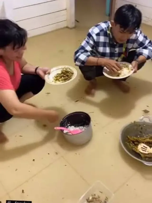 Viral Momen Rumah Kebanjiran saat Makan Bareng Ini Berubah Jadi Floating Dinning