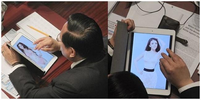 Ketahuan lihat foto wanita seksi, seorang fotografer mengabadikan momen itu | Photo copyright Asiantown.net