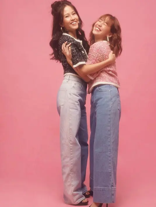 Hasya terlihat memadukan tweed crop top hitam dengan celana jeans kulot dan high heels hitam. Sementara, Zara mengenakan tweed crop top pink dipadu bawahan senada dengan kakaknya. @zaraadhisty.