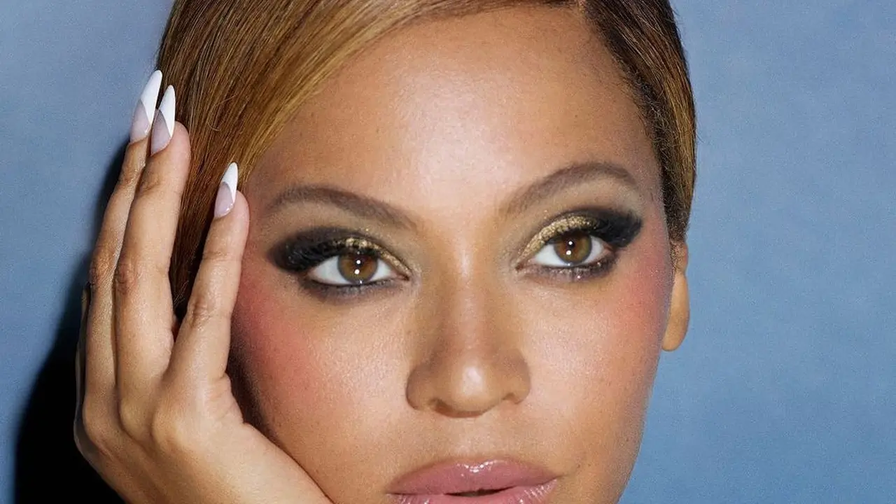 Beyonce Berkilau dengan Kalung Tiffany & Co. yang Dibuat Khusus Selama 40 Jam
