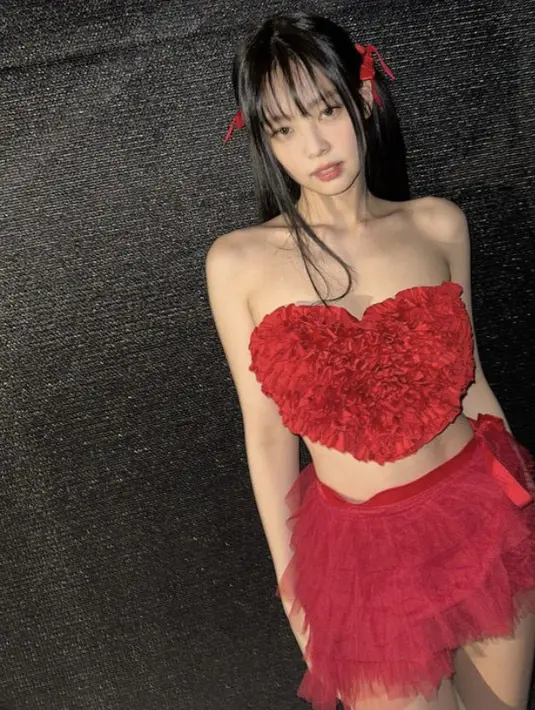 <p>Jennie tampil serba merah dengan atasan berbentuk hati off shoulder. Atasan tersebut dari brand Aniye Record seharga Rp4,6 jutaan. (@jennierubyjane)</p>