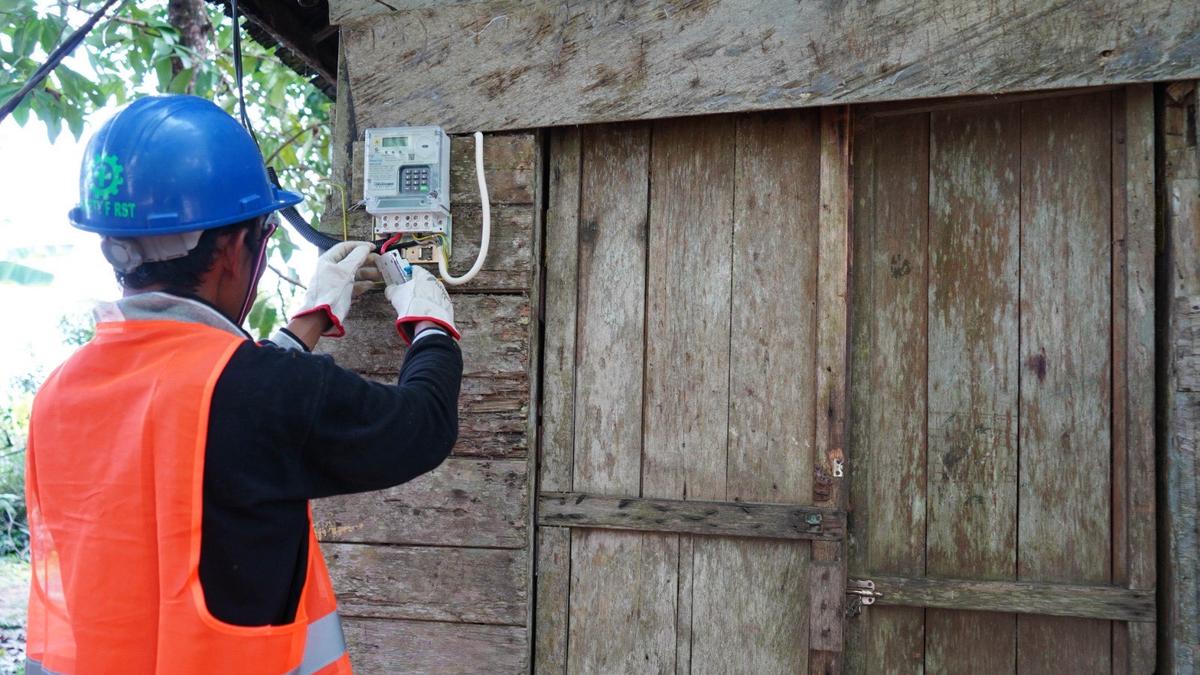 Warga Miskin Banyuwangi Dapat Sambungan Listrik Gratis