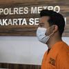 Artis Roby Satria alias Roby Geisha dihadirkan saat rilis pengungkapan kasus narkoba di Polres Metro Jakarta Selatan, Senin (21/3/2022). Ini merupakan kali ketiga Roby Geisha tersangkut masalah hukum yang sama. (Liputan6.com/Herman Zakharia)