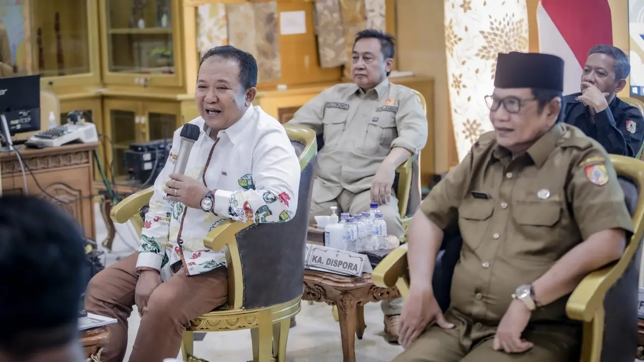 Bupati Jember Hendy Siswanto (Kanan) memberikan keteranga dalam jumpa pers  Jelang pembukaan Porprov Jatim ke VII di Jember (istimewa)