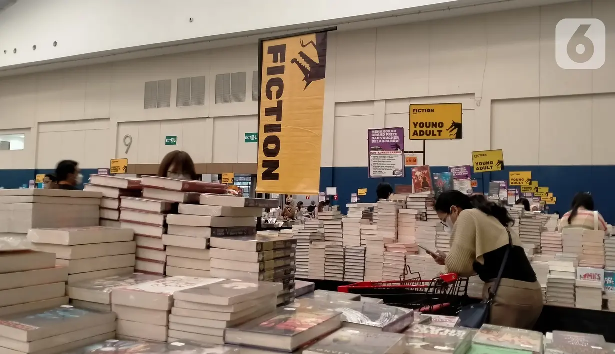 Pengunjung melihat koleksi buku di Bazar Buku Internasional "Big Bad Wolf Books" (BBW) di ICE BSD City Hall 9-10, Tanggerang, Jumat (25/11/2022). Bazar buku ini berlangsung pada 25 November hingga 5 Desember 2022 dan menghadirkan jutaan buku internasional juga dalam negeri dari semua genre. (Liputan6.com/Magang/Aida Nuralifa)