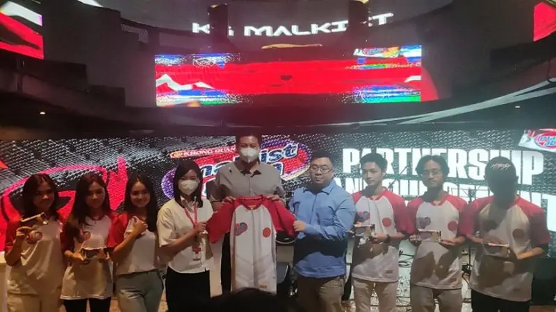 Para pemain dari tim Bigetron Esports saat menyambut sponsor baru, Khong Guan Malkist. (bigetron.gg)