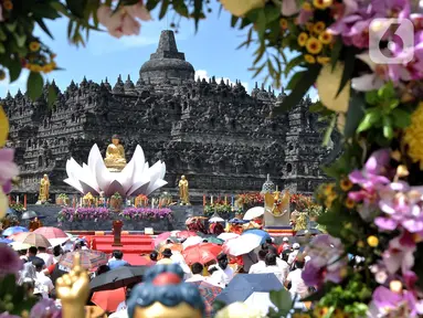Suasana saat umat Buddha melaksanakan rangkaian perayaan Tri Suci Waisak 2566 BE/2022 di Candi Borobudur, Magelang, Jawa Tengah, Senin (16/5/2022). Setelah sempat ditiadakan selama dua tahun akibat pandemi COVID-19, perayaan Tri Suci Waisak kembali digelar dan diikuti ribuan umat Buddha dari berbagai daerah secara khidmat. (merdeka.com/Iqbal S. Nugroho)