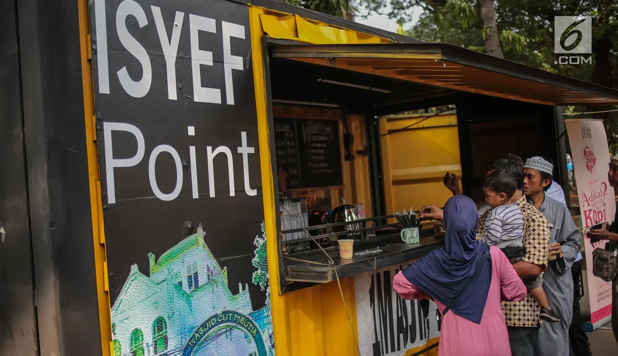 Suasana tempat nongkrong Islamic Youth Economic Forum (Isyef) Point seusai peresmian di Masjid Cut Meutia, Jakarta, Selasa (20/11). Isyef Point akan fokus pada pemberdayaan ekonomi pemuda dan remaja masjid. (Liputan6.com/Faizal Fanani)