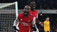 Gol bunuh diri kiper Wolverhampton, Jose Sa dalam upaya menahan tembakan Alexandre Lacazette di injury time jadi penentu kemenangan Arsenal atas tamunya 2-1 dalam lanjutan Liga Inggris, Kamis (24/2/2022). Arsenal pun mengganggu MU di empat besar klasemen sementara. (AFP/Glyn Kirk)