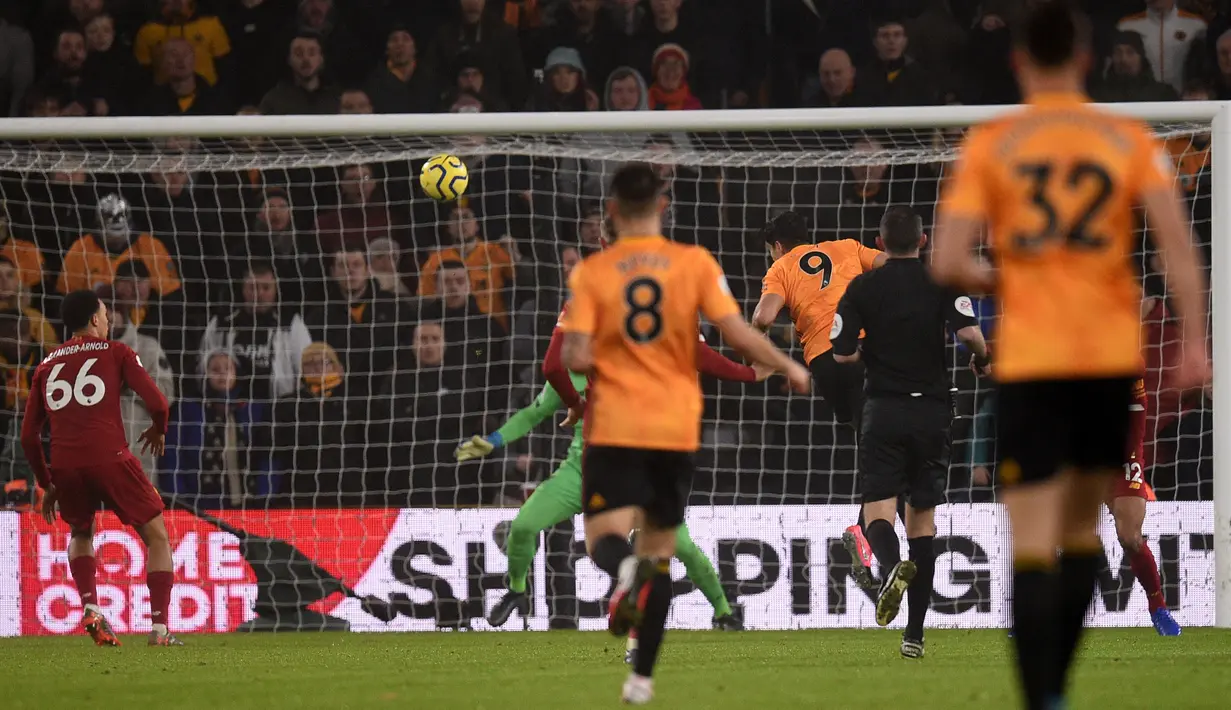 Pemain Wolverhampton Wanderers Raul Jimenez (tengah) mencetak gol ke gawang Liverpool pada pertandingan Liga Inggris di Molineux Stadium, Wolverhampton, Inggris, Kamis (23/1/2020). Liverpool menang 2-1. (Oli SCARFF/AFP)