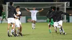 Pemain timnas U-19 Thailand berselebrasi setelah mengalahkan timnas Malaysia pada partai final Piala AFF U-18 2017, di Stadion Thuwunna, Myanmar (17/9). Tim Gajah Perang menang dua gol tanpa balas melawan Harimau Muda. (Liputan6.com/Yoppy Renato)