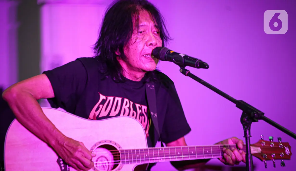 Hadir dalam perilisan tersebut para personel God Bless; Achmad Albar (vocal), Ian Antono (gitar), Donny Fattah (bass), Abadi Soesman (keyboard), dan Fajar Satritama (drum). (Liputan6.com/Faizal Fanani)
