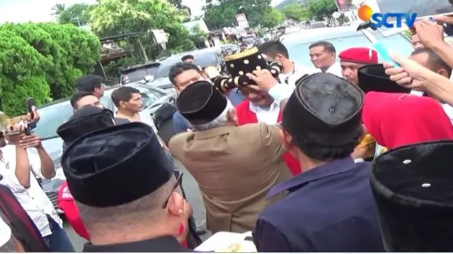 Tiba di Kota Salak, Padang Sidempuan, Djarot Saiful Hidayat langsung mengenakan penutup kepala khas Mandailing sambil menari Tor Tor bersama pendukungnya.