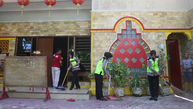 Polisi membersihkan masjid, gereja dan vihara di Kebumen. (Liputan6.com/Polres Kebumen/Muhamad Ridlo)