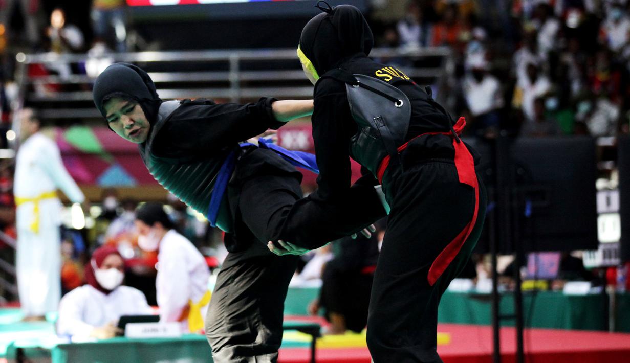 Atlit Pencak Silat dari DKI Jakarta, Pipiet Kamelia (Biru) berhasil mengalahkan Ria Hasyrian (Merah) dari Sulawesi Selatani pada PON XX PAPUA (09/10), di Jayapura. (FOTO: PB PON XX PAPUA/TATAN AGUS RUSTANDI)