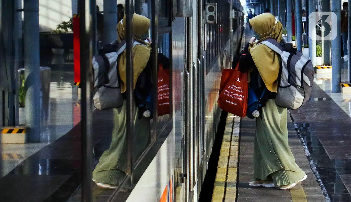 "Ini menunjukkan konsistensi sikap PDIP karena kami setiap tahun, kecuali saat pandemi terus melakukan upaya membantu pemerintah dengan menyediakan mudik gratis," sambung Hasto. (Liputan6.com/Herman Zakharia)