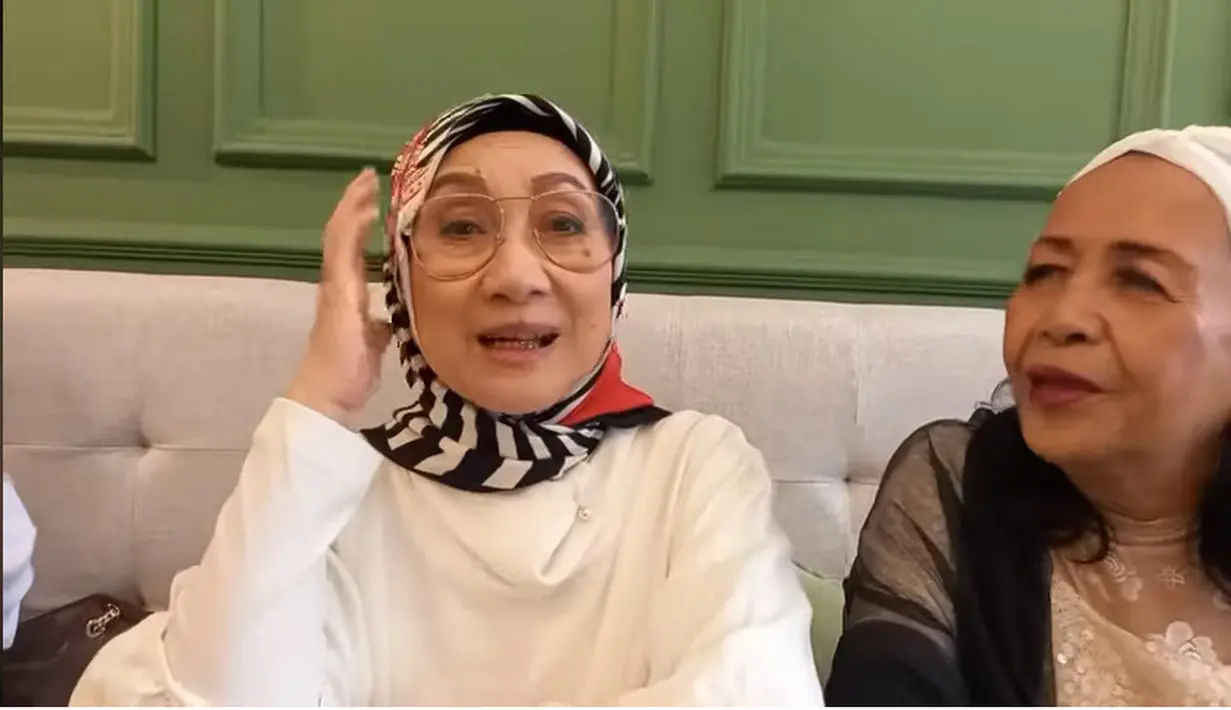 Hadir juga penyanyi Boneka dari India (1974) Titiek Sandhora (berhijab dan berkaca mata). Penyanyi yang juga pemeran berusia 69 tahun itu masih terlihat cantik dan enerjik. Ia mengaku banyak menanam tanaman di rumahnya. [Youtube/Nourma Yunita Channel]