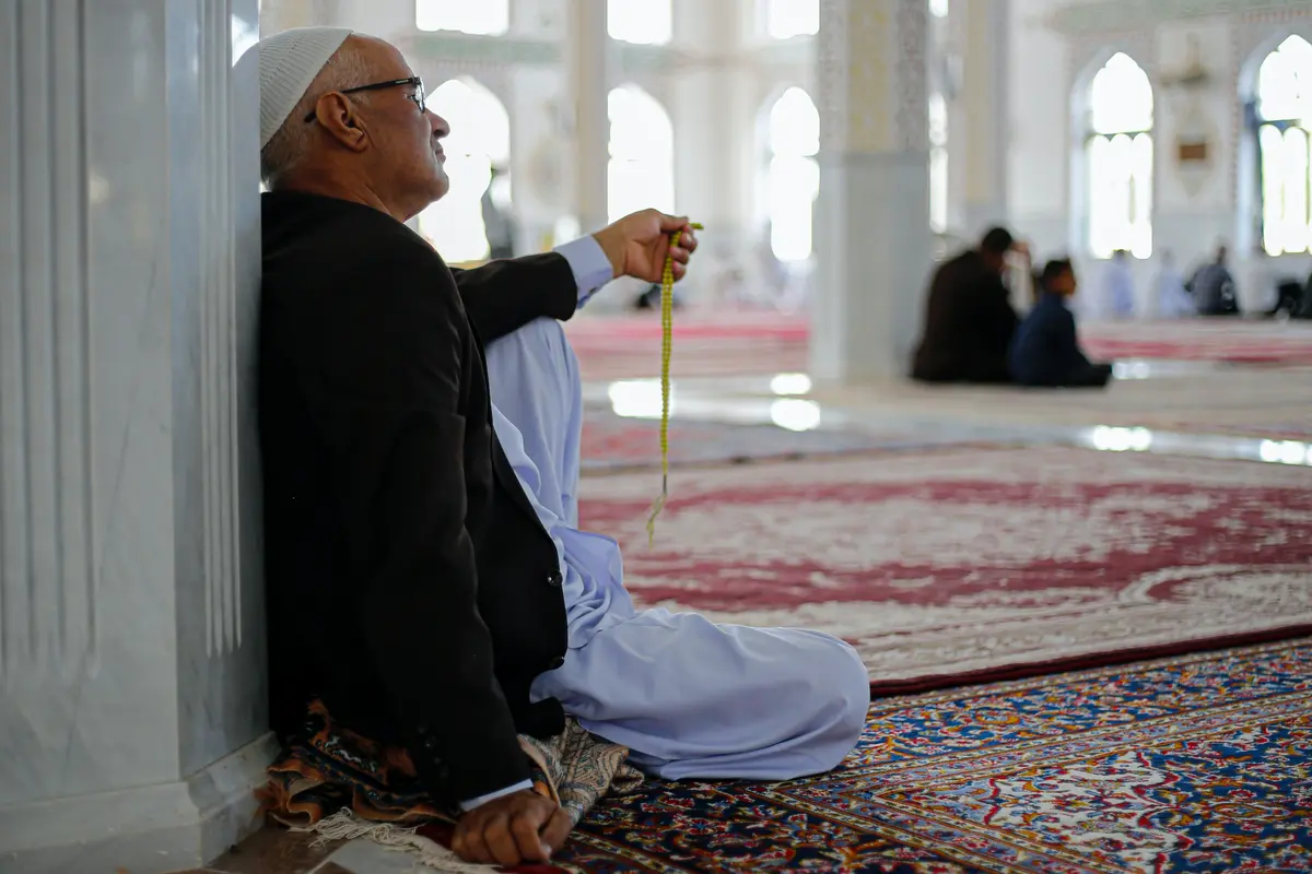 Ilustrasi muslim berdoa, berzikir, berselawat