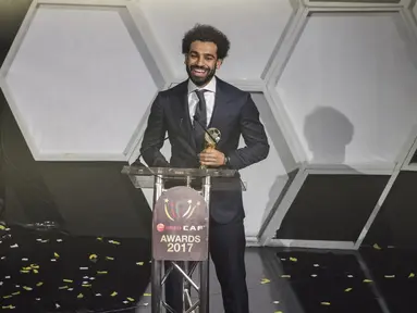 Bintang Liverpool, Mohamed Salah dinobatkan sebagai Pemain Terbaik Afrika 2017 dan menerima CAF awards di Accra International Press Conference, Accra, (4/1/2018). Salah mengalahkan Sadio Mane dan Pierre-Emerick Aubameyang. (AFP/Cristina Aldehuela)