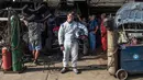 Pereli dengan down syndrome, Lucas Barron (25) berada di bengkel mekanik dimana mobilnya sedang dipersiapkan untuk Rally Dakar 2019 di Lima, 18 Desember 2018. Lucas Barron akan menjadi navigator bagi sang ayah, Jacques Barron. (ERNESTO BENAVIDES /AFP)