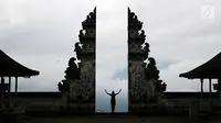 Wisatawan berkunjung ke Pelataran Agung Pura Lempuyang, Karangasem, Bali, Kamis (7/12). Erupsi Gunung Agung menyebabkan sejumlah destinasi wisata di kawasan Bali Timur mengalami penurunan jumlah wisatawan. (Liputan6.com/Immanuel Antonius)