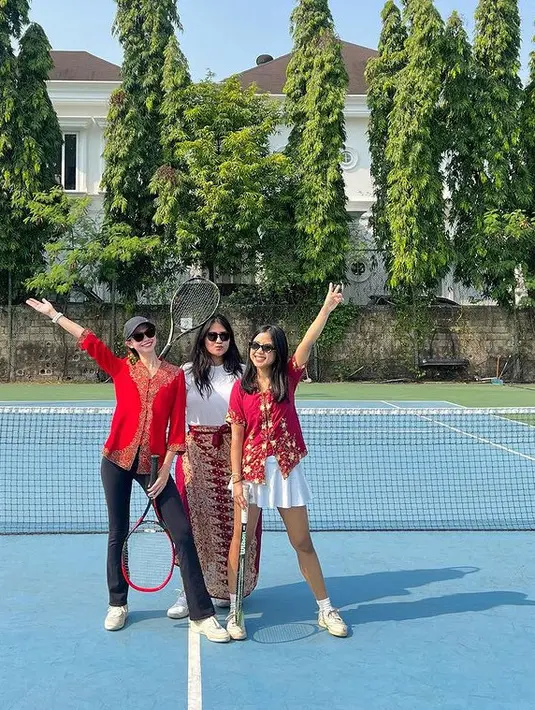 Yuki Kato tampil mengenakan kebaya merah dipadukan celana panjang dan sneakers putihnya. [@yukikt]