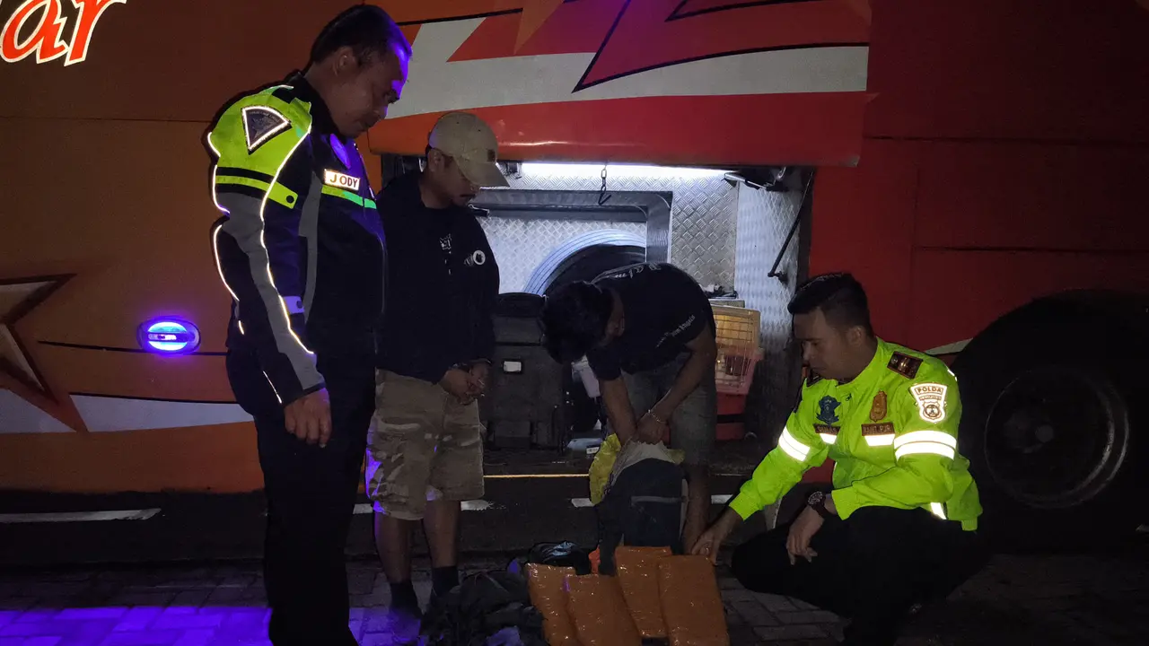 Tim dari PJR Ditlantas Polda Lampung menggagalkan upaya penyelundupan ganja di Tol Lampung. Foto : (Istimewa).