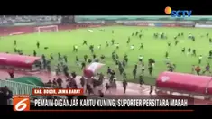 Tak terima pemain diganjar kartu kuning, suporter Persita dan Kalteng Putra ricuh turun ke lapangan.