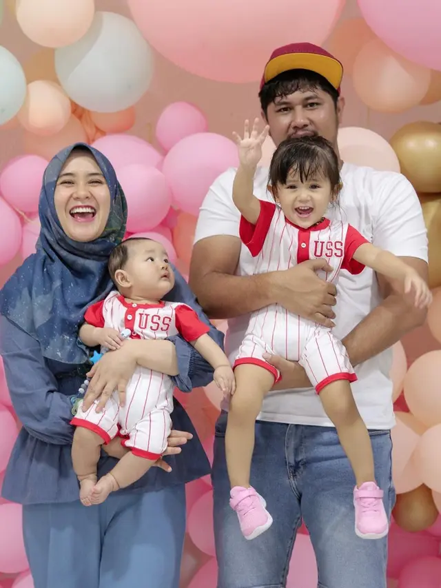 7 Potret Anak Ryana Dea Pakai Baju Kembar, Bikin Gemas