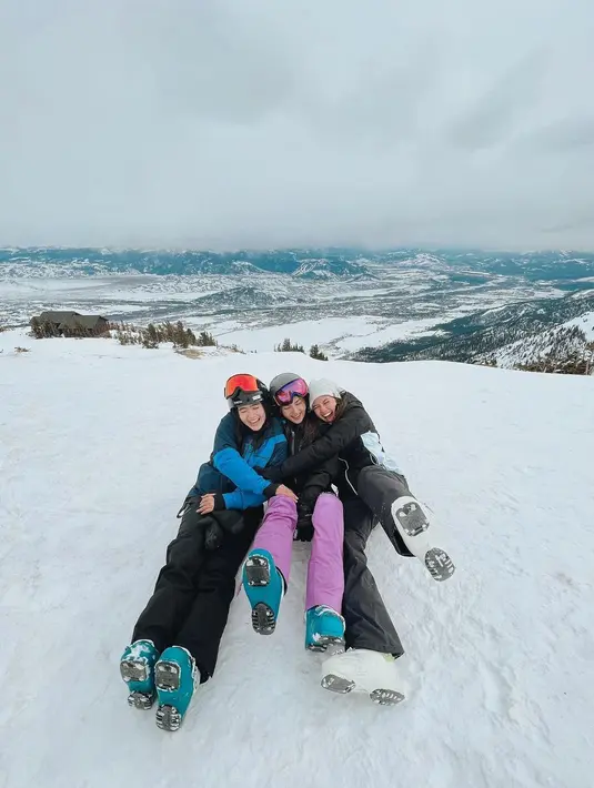 Gemas, Jessica Mila, Yuki Kato, dan Febby Rastanty berpose berpelukan di tengah salju. Ketiganya mengenakan baju ski yang kompak bernuansa kehitaman. Foto: Instagram.