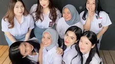 Kebersamaan mereka terasa hangat dan penuh canda tawa. Felicya berdiri di deretan paling kanan dengan senyum manis dan gaya percaya diri. Meskipun sibuk sebagai istri Hito Caesar dan ibu dua anak, ia tetap menyempatkan waktu untuk bernostalgia. (Liputan6.com/IG/@felicyangelista_)