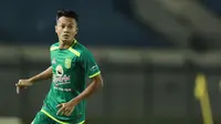 Koko Ari Araya - Pemain kelahiran Kota Pahlawan ini merupakan pilihan utama Ajo Santoso di sektor pertahanan. Koko merupakan pemain Persebaya U-20 yang meraih gelar juara Elite Pro Academy U-20 2019. (Bola.com/M Iqbal Ichsan)