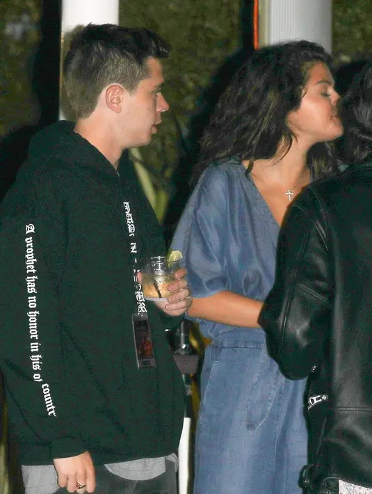 Selena dan Caleb dirumorkan berpacaran usai keduanya tertangkap meninggalkan kabin di New York City awal bulan ini. (HawtCelebs)